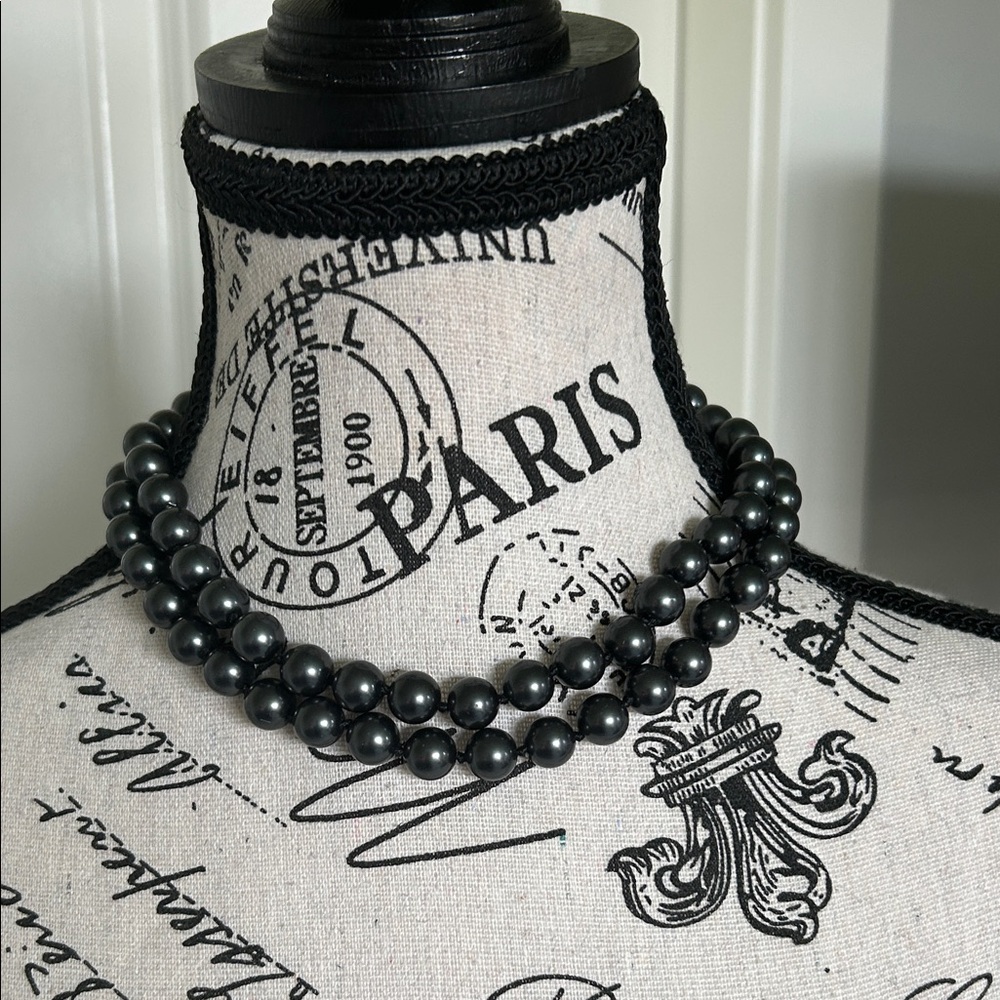 Elegant Faux Black Pearl Necklace